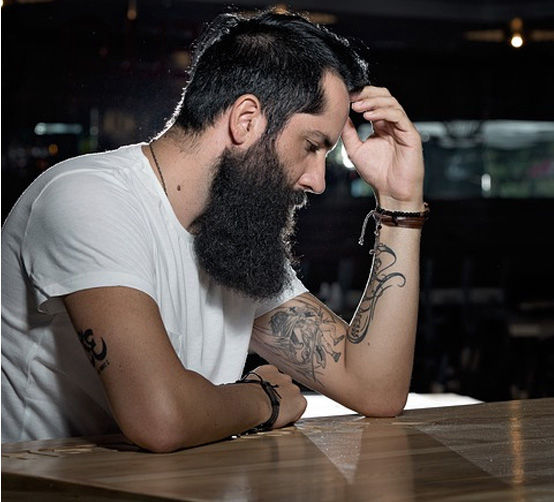 hombre con mucha barba, Microimplante en barba