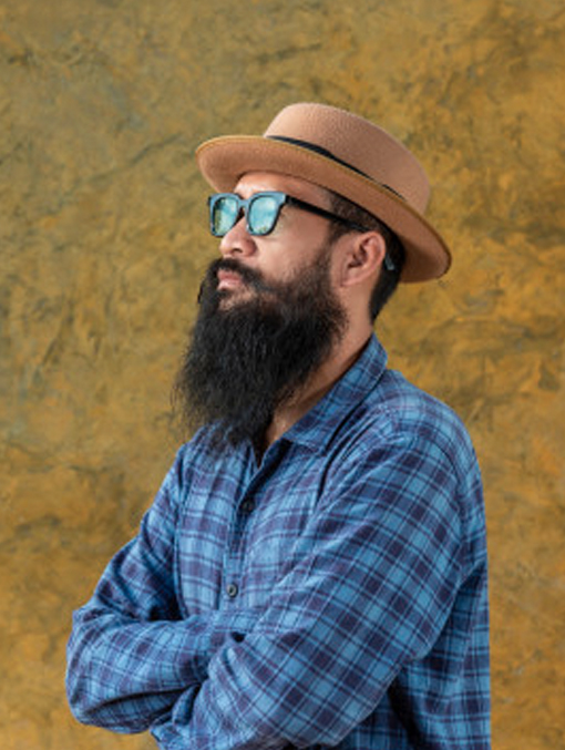 Hombre con la moda Hipster con injerto capilar en Barba