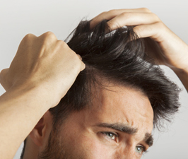 hombre pasandose la mano por la cabeza, mostrando su espeso pelo