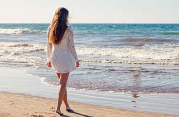 mujer en la playa